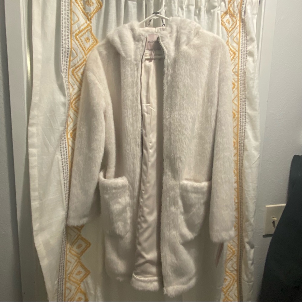 BCBGENERATION WHITE FAUX FUR NWT SMALL LINED THIGH LENGTH COAT WITH HOOD